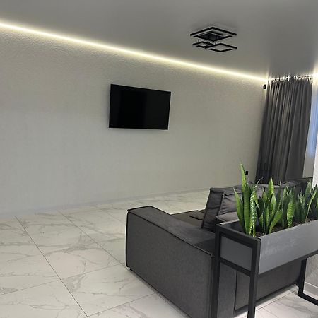 Апартаменти З Власним Двором Rivne Exterior photo